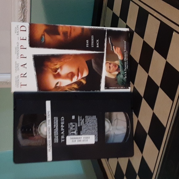 6/$15 Trapped is a 2002 crime thriller vhr tape - Picture 4 of 4